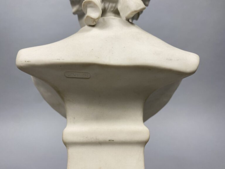 Buste de femme au fichu en biscuit de Sèvres - Monogrammé A.L et marque de la M…