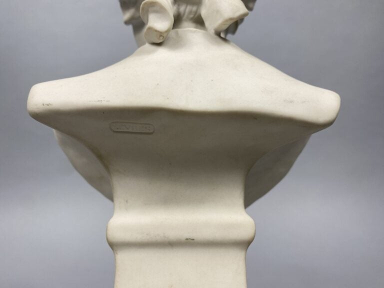 Buste de femme au fichu en biscuit de Sèvres - Monogrammé A.L et marque de la M…