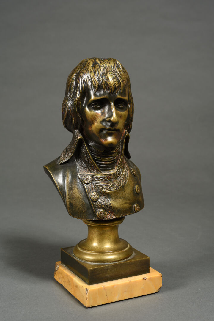 Buste de Napoléon Bonaparte en bronze patiné - Socle de marbre jaune - H : 29 c…