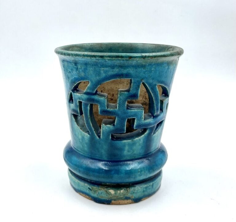 Cache pot en grès, à glaçure bleue turquoise, à décor d'une svatiska . - Fond p…