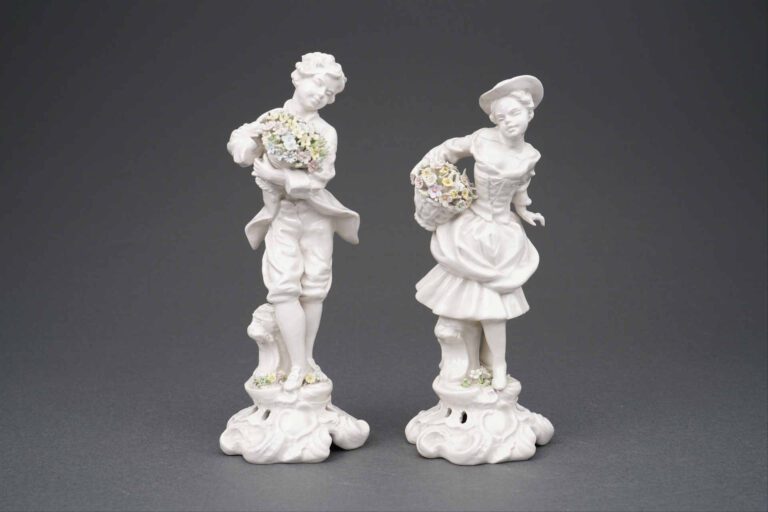 CAPODIMONTE - Deux sujets en porcelaine figurant un couple tenant des paniers d…