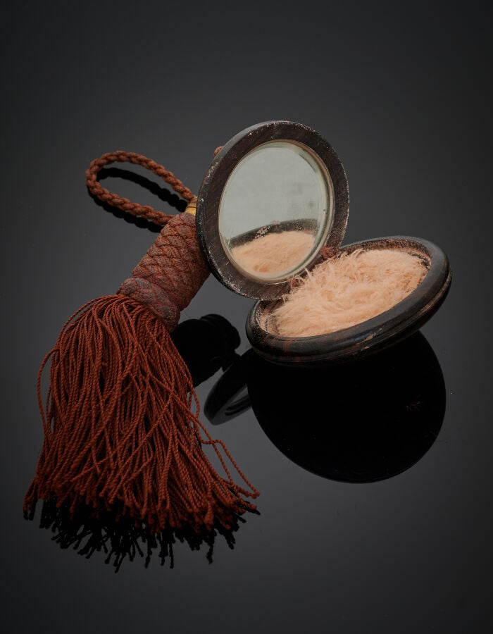 CARDEILHAC - NECESSSAIRE à MAQUILLAGE comprenant un POUDRIER circulaire en bois…