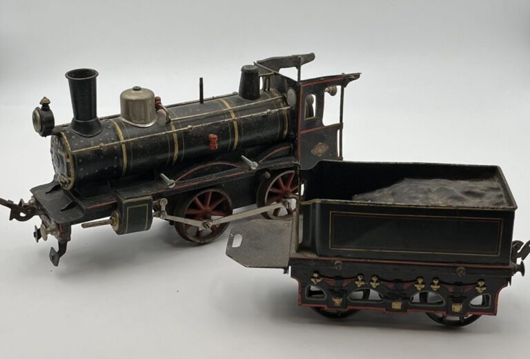 Carette ; loco type vapeur 220 avec tender 2 axes, en tôle peinte à mica d'horl…