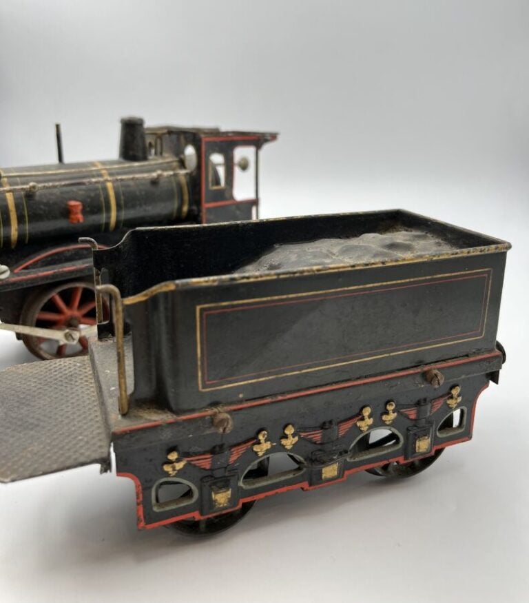 Carette ; loco type vapeur 220 avec tender 2 axes, en tôle peinte à mica d'horl…