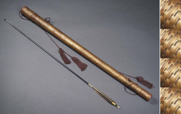 CARQUOIS EN BOIS LAQUE OR A L'IMITATION DE LA VANNERIE COMPRENANT SEPT (7) FLEC…