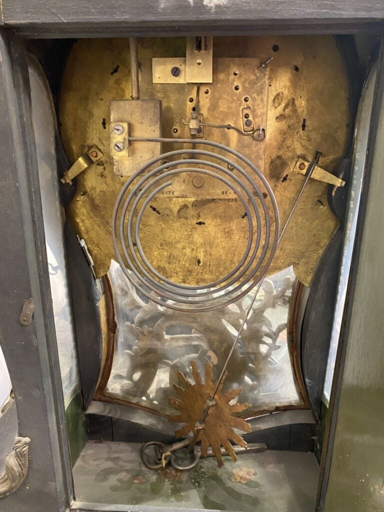 Cartel d'applique violoné avec son cul de lampe en bois laqué façon vernis Mart…