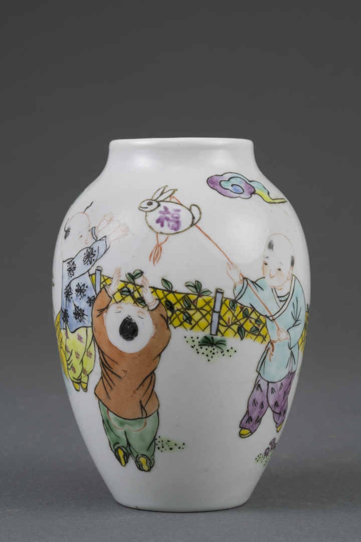 CHARMANT VASE OVOIDE EN PORCELAINE EMAILLEE DANS LE STYLE DE LA "FAMILLE ROSE"…