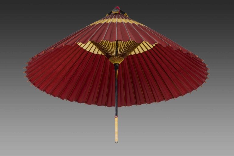 CHARMANTE OMBRELLE AUX BRINS DE BAMBOU, KASA - Japon, Epoque XXe siècle - Le ma…