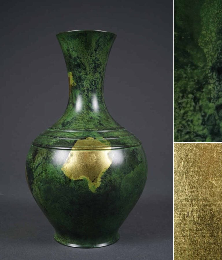 CHARMANTE VAISSELLE ARCHAISANTE EN BRONZE A PATINE VERTE ECLABOUSSEE D'OR, HU -…