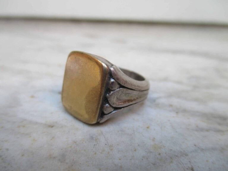 Chevalière en argent (925°/oo) avec une fine pellicule d'or 18K (750°/oo) sur l…