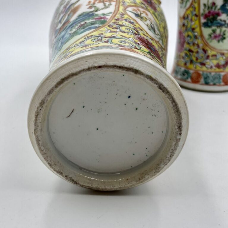 CHINE, Canton - Vers 1900 - Paire de vases balustres en porcelaine émaillée pol…