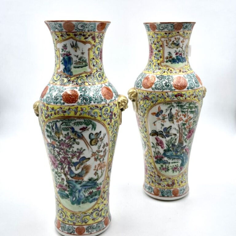 CHINE, Canton - Vers 1900 - Paire de vases balustres en porcelaine émaillée pol…