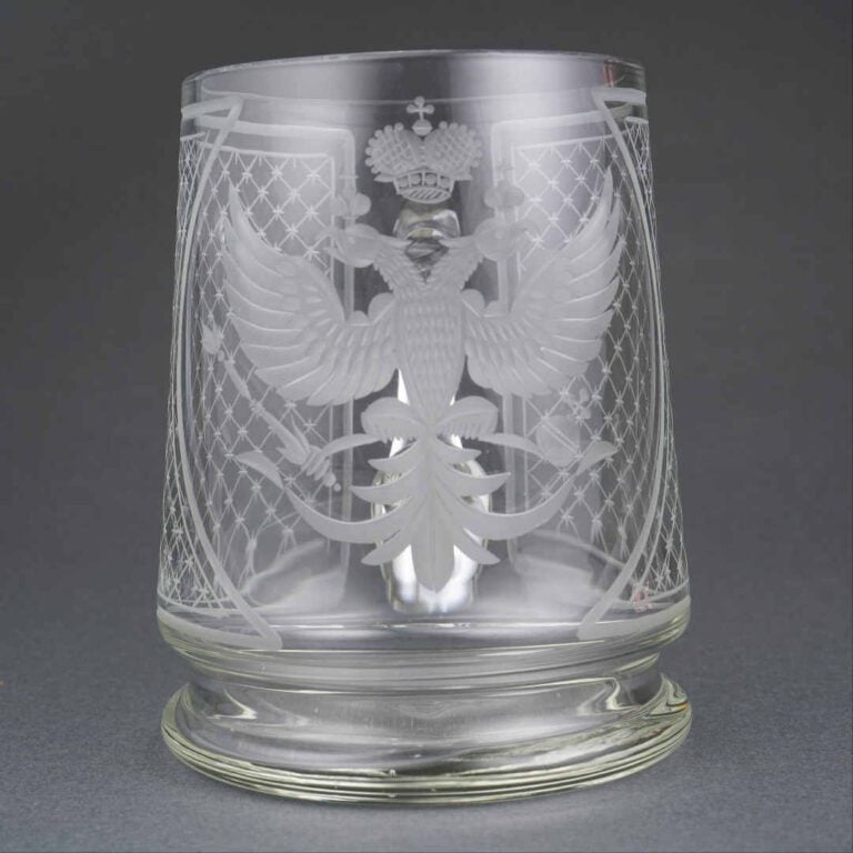 Chope à bière en verre à décor gravé de l'aigle impériale de Russie. - Russie,…