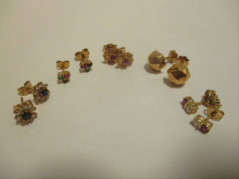 Cinq paires de boucles d'oreilles en or jaune 18K (750%o) serties de pierres de…