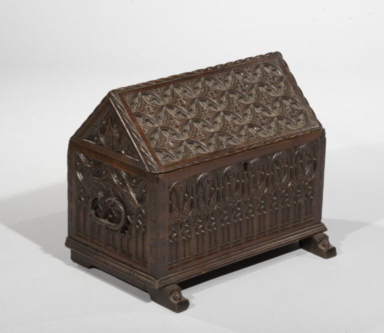 Coffret en bois naturel mouluré et sculpté de motifs de rosaces et ogivaux. - S…