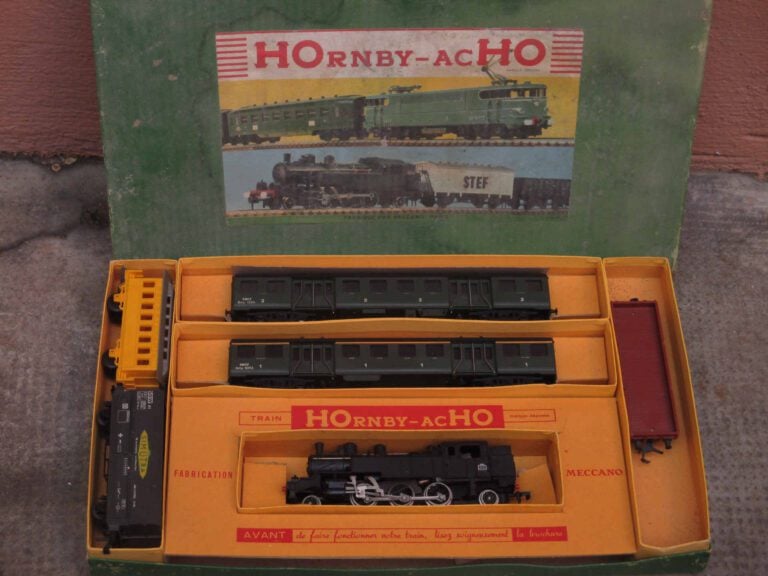 coffret Hornby écart. HO contenant une rame avec 5 wagons dont : Loco-tender 13…
