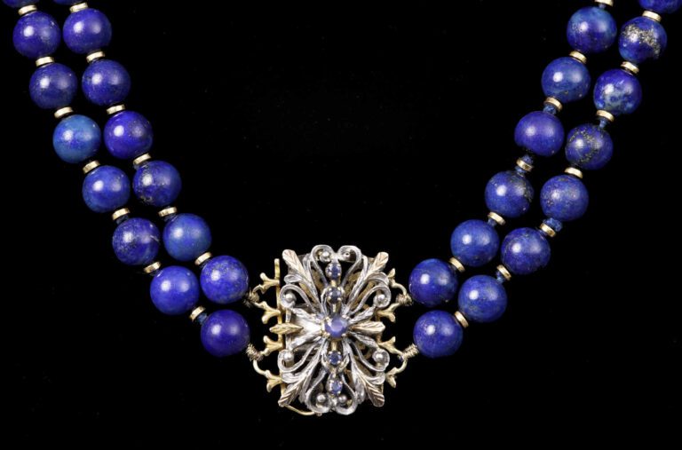 Collier à deux rangs de perles de lapis-lazuli entrecroisées de perles d'or 18K…
