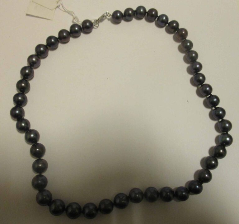 Collier choker composé de perles d'eau douce teintées noir à reflets irisés. Fe…