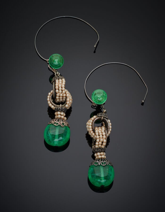 COLLIER et paire de PENDANTS d'OREILLES en métal composés de perles et pierres…