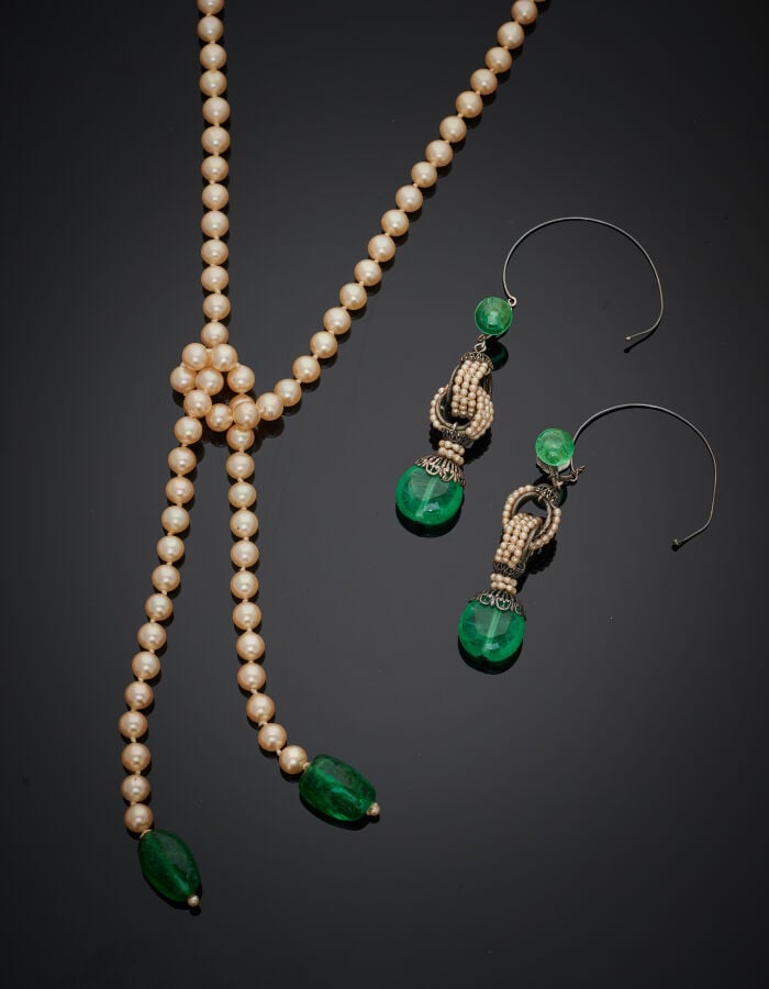 COLLIER et paire de PENDANTS d'OREILLES en métal composés de perles et pierres…