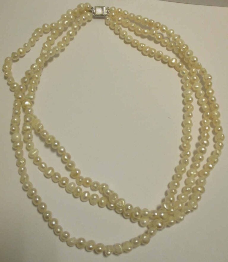 Collier ras-de-cou à trois rangs de perles d'eau douce. Fermoir en argent (925%…