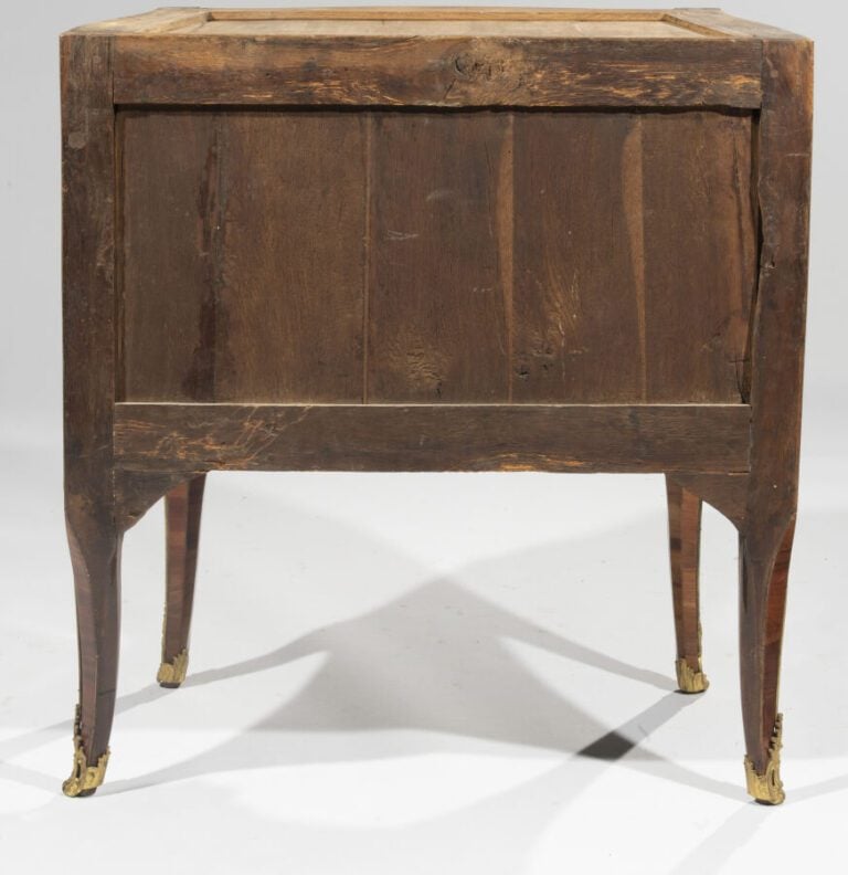 Commode d'entre-deux marquetée de bois de bois ou travers à feuillages fleuris…