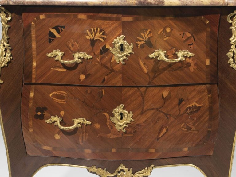 Commode d'entre-deux marquetée de bois de bois ou travers à feuillages fleuris…