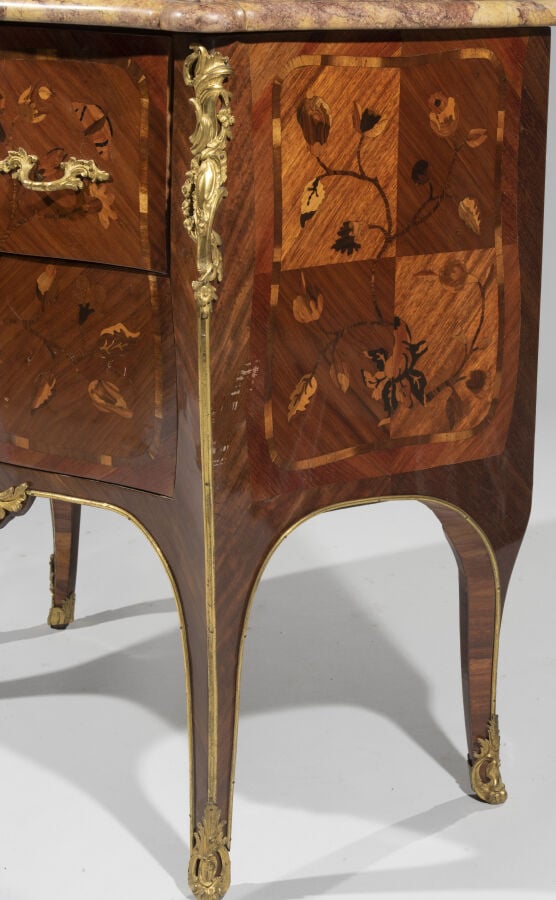 Commode d'entre-deux marquetée de bois de bois ou travers à feuillages fleuris…