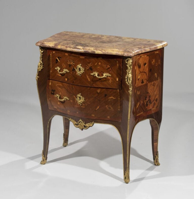 Commode d'entre-deux marquetée de bois de bois ou travers à feuillages fleuris…