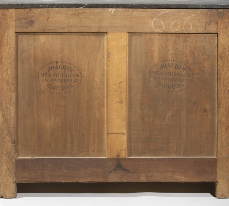 Commode en placage de loupe ouvrant par trois tiroirs ; dessus de marbre noir ;…