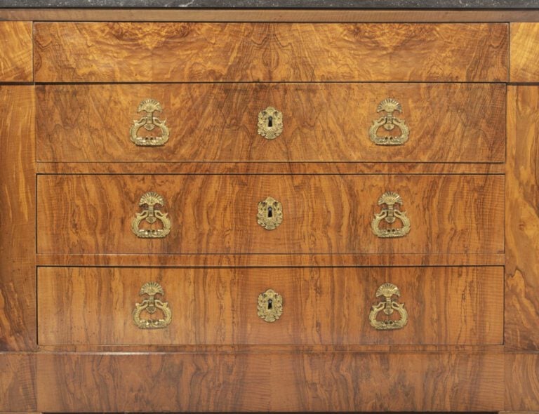 Commode en placage de loupe ouvrant par trois tiroirs ; dessus de marbre noir ;…