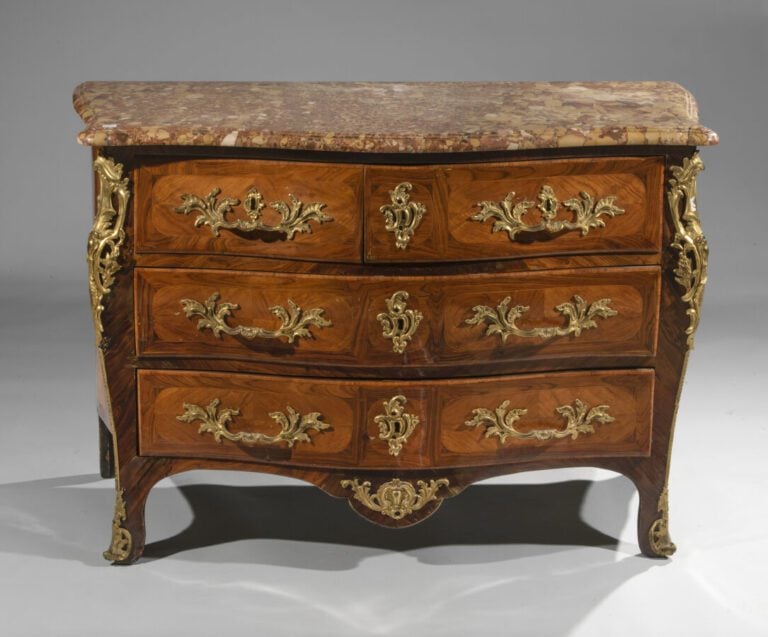Commode marquetée en quartefeuilles de bois de rose dans des encadrements de bo…