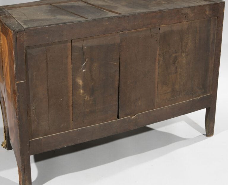 Commode marquetée en quartefeuilles de bois de rose dans des encadrements de bo…