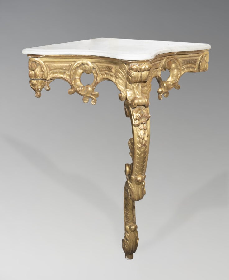 CONSOLE D'ANGLE en bois sculpté doré à décor de coquilles et - fleurettes posan…