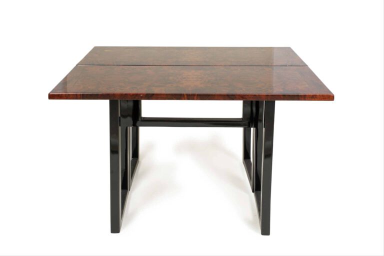 Console de forme rectangulaire en bois laqué noir formant table. Pieds amovible…