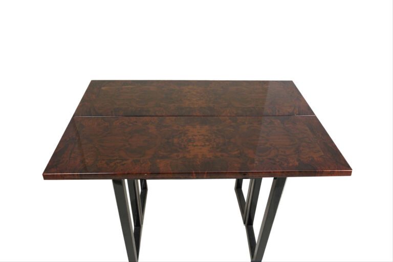 Console de forme rectangulaire en bois laqué noir formant table. Pieds amovible…
