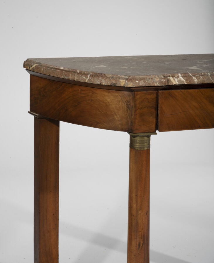 Console demi-lune en acajou et placage d'acajou à un tiroir en ceinture. Elle r…