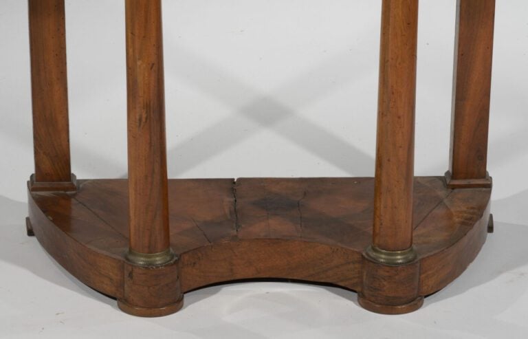 Console demi-lune en acajou et placage d'acajou à un tiroir en ceinture. Elle r…