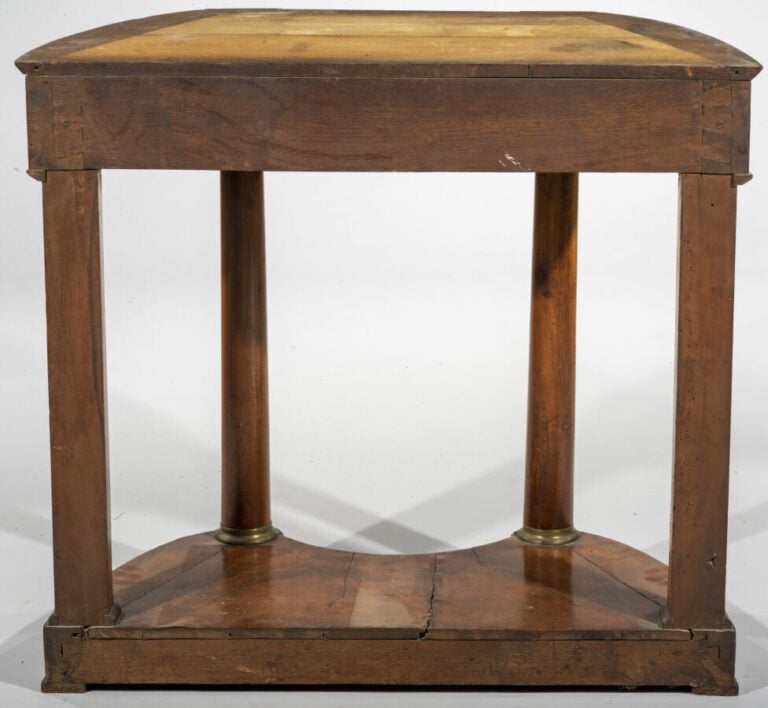 Console demi-lune en acajou et placage d'acajou à un tiroir en ceinture. Elle r…