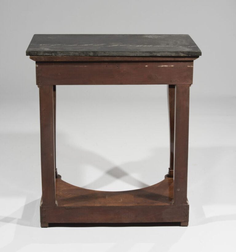 Console en acajou et place d'acajou ouvrant par un tiroir ; dessus de marbre no…