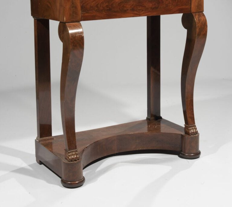 Console en acajou et place d'acajou ouvrant par un tiroir ; dessus de marbre no…