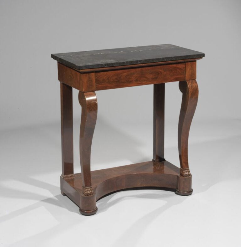 Console en acajou et place d'acajou ouvrant par un tiroir ; dessus de marbre no…