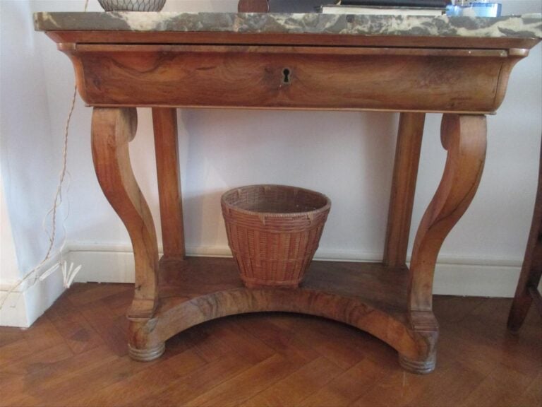Console en bois de placage de forme rectangulaire, montants avant galbés reposa…