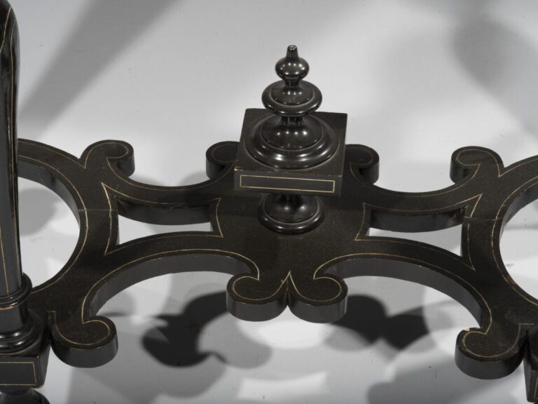Console en bois noirci et os à décor néo gothique reposant sur quatre pieds bal…