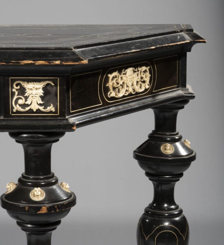 Console en bois noirci et os à décor néo gothique reposant sur quatre pieds bal…