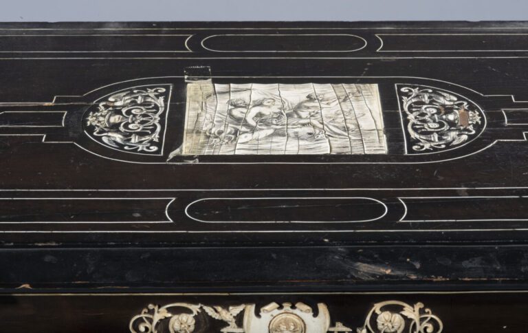 Console en bois noirci et os à décor néo gothique reposant sur quatre pieds bal…