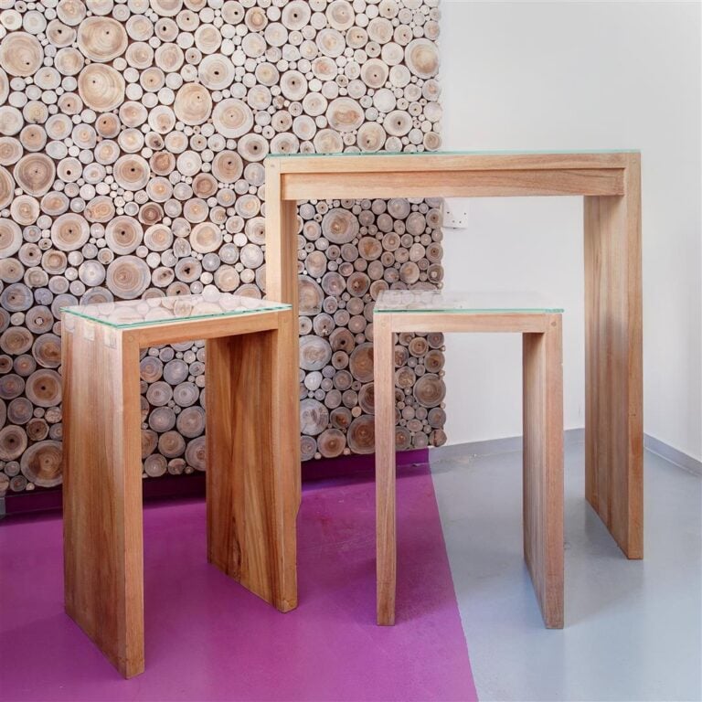 Console et deux chevets en bois naturel. [44]
