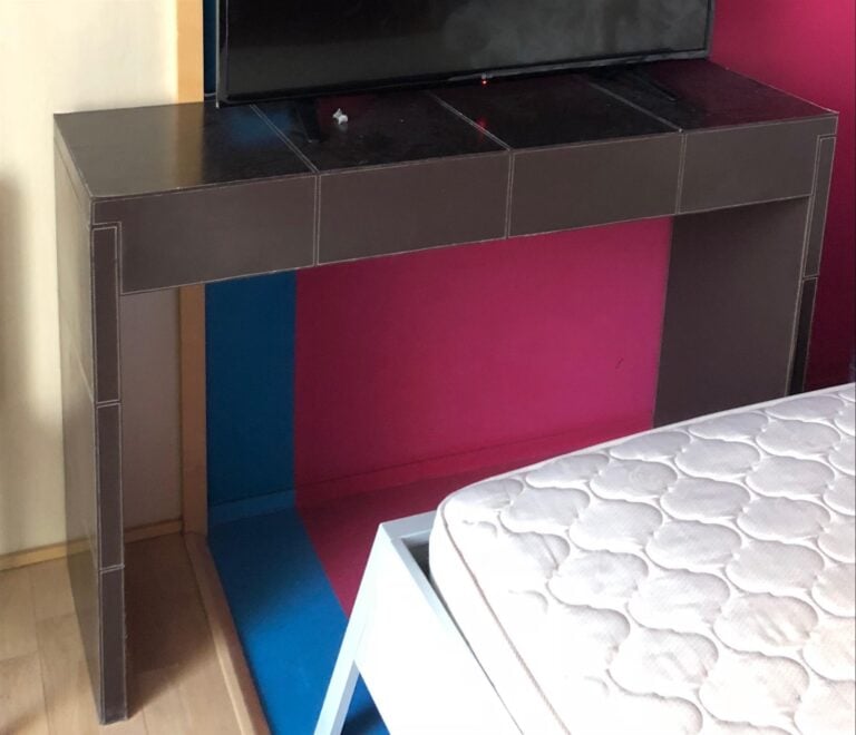 Console gainé façon cuir. 85 x 130 x 38 cm [31]