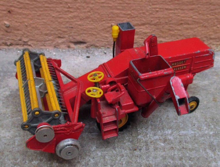 CORGI TOYS, MADE IN GREAT BRITAIN - Moissonneuse-batteuse, Massey Ferguson 780…