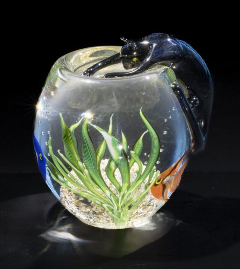 Correia Art Glass (USA). Presse-papiers « Cat on a Fishbowl » représentant un a…